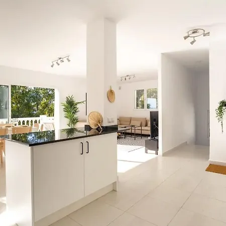Modern With Private Pool בית נופש מיחאס