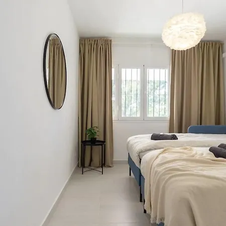 בית נופש Modern With Private Pool מיחאס