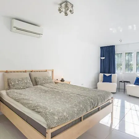 Modern With Private Pool בית נופש