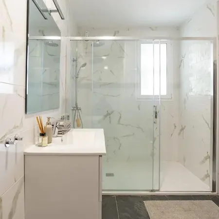 Modern With Private Pool בית נופש